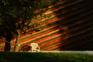Licht und Linie mit Stuhl